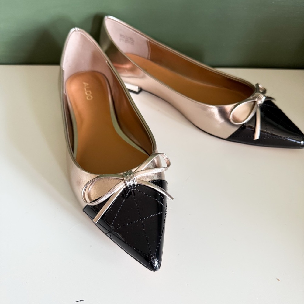 ALDO Maddelyn Pointed Toe Flats Bow Cap Toe Gold Black NWOT - Picture 7 of 10
